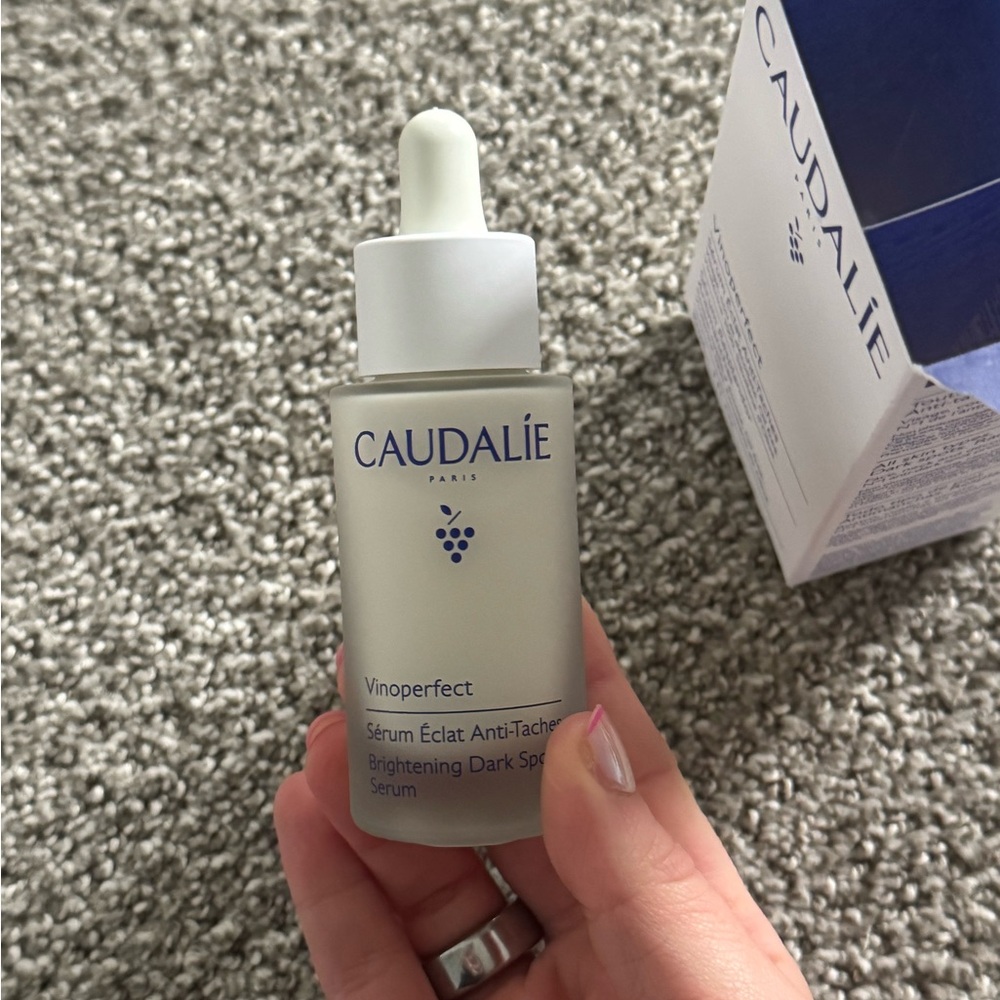 Caudalie Vinoperfect Brightening Serum - Picture 2 of 5
